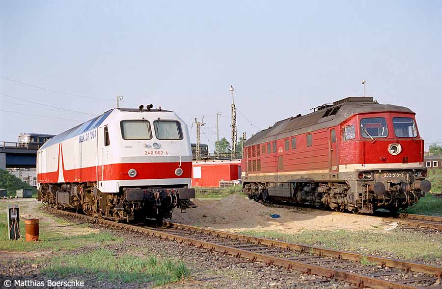 240002-6 neben 232513-2 im Bw Hamburg-Altona am 01.05.93.